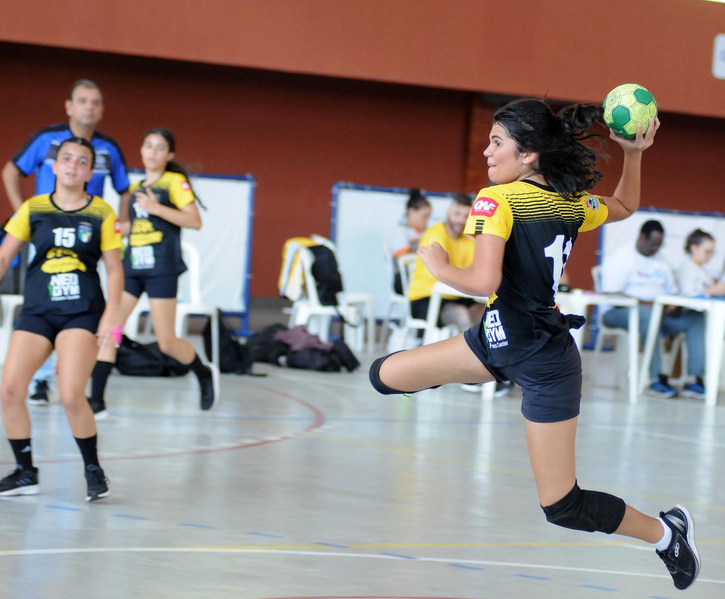 Imagem de alunas do CESP jogando handebol