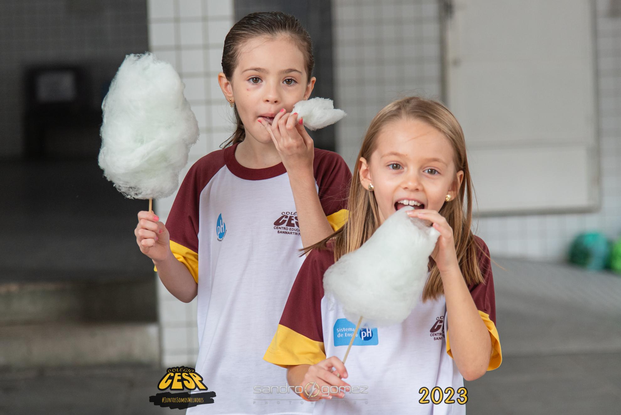 Imagem de alunas do CESP comendo algodão doce